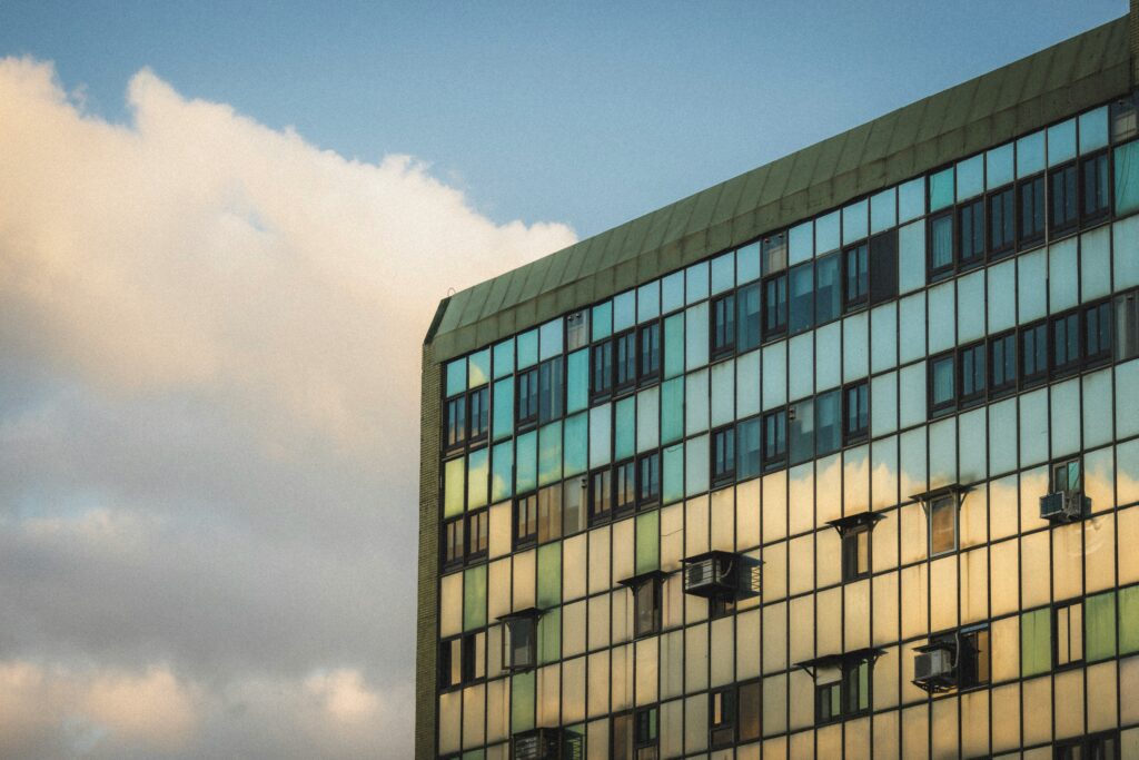 Edificios y propiedades gestionadas de forma segura por agencias inmobiliarias a través de GoKey.